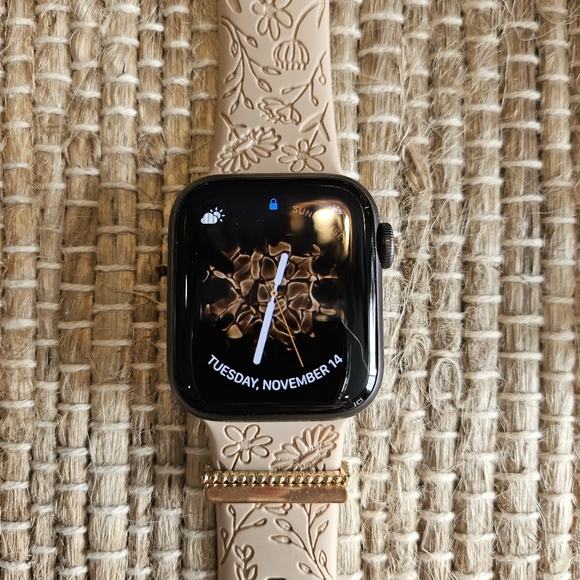 πSOLDπWomen's Apple Series 6 Watch (GPS, 40mm) w/x6 Bands - Picture 1 of 13